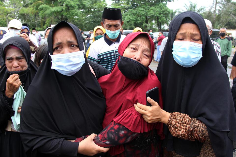 Sejumlah anggota keluarga menangis menyaksikan pemakaman jenazah almarhum Wakil Wali Kota Dumai Amris di Taman Makam Pahlawan Dumai, Riau, Kamis (29/4/2021). Wakil Wali Kota Dumai Amris meninggal dunia di rumah sakit Pekanbaru setelah menjalani perawatan 