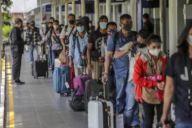 Sejumlah Pekerja Migran Indonesia (PMI) antre untuk melakukan pengecekan dokumen perjalanan di Pelabuhan Internasional Batam Centre, Batam, Kepulauan Riau, Kamis (29/4/2021). Singapura kembali memberlakukan lockdown mulai Kamis (22/7) menyusul adanya lon