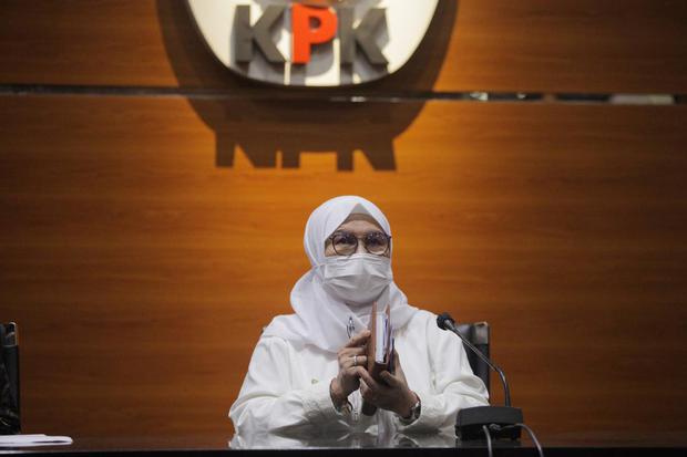 Wakil Ketua Komisi Pemberantasan Korupsi (KPK) Lili Pintauli Siregar menyampaikan klarifikasi dalam konperensi pers di Gedung KPK, Jakarta, Jumat (30/4/2021).