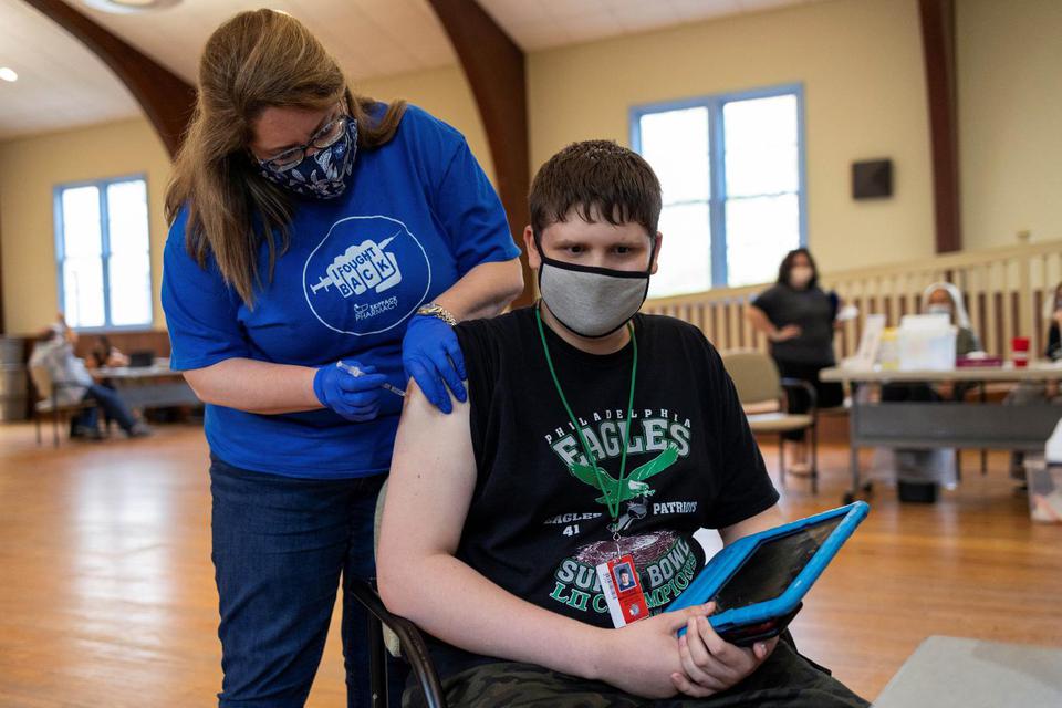 Hannah Beier Thomas Macconnell, 16 tahun, yang mengalami spektruk autisme, menerima vaksin penyakit virus korona (COVID-19) di Worcester, Pennsylvania, Amerika Serikat, Kamis (29/4/2021). Autisme adalah gangguan jiwa yang memengaruhi perkembangan bahasa 