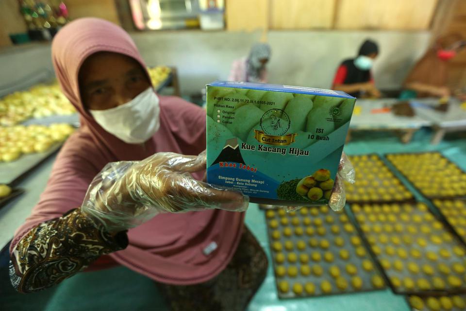 Pekerja Usaha Mikro Kecil Menengah (UMKM) memperlihatkan kue kacang (bakpia) khas Sabang yang telah dikemas di Gampong Jaboi, Kota Sabang, Aceh, Sabtu (1/5/2021). Kue bakpia yang terbuat dari bahan utama tepung terigu dan kacang hijau itu telah menjadi ol