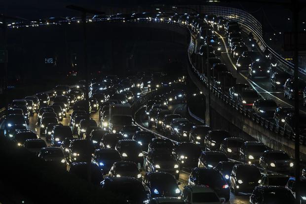 Suasana kendaraan terjebak macet di jalan tol Cawang-Grogol, Jakarta, Sabtu (1/5/2021). Berdasarkan data transaksi volume lalu lintas di Gerbang Tol Cikampek Utama (GT Cikatama) pada H-5 larangan mudik atau Sabtu (1/5/2021) dari pukul 06.00 WIB hingga puk