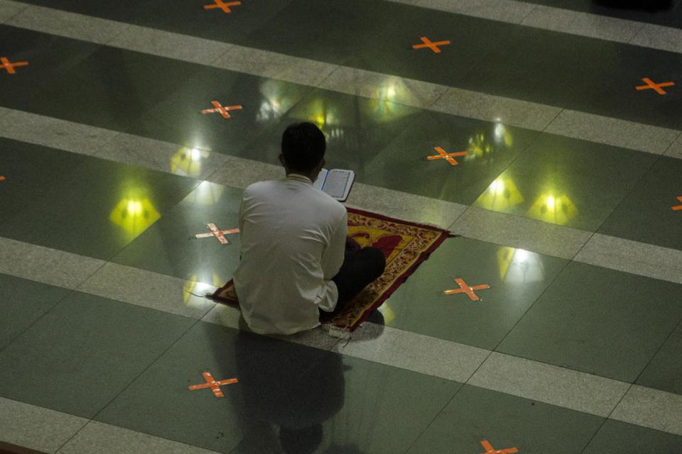 Ilustrasi seorang muslim membaca doa setelah salat.