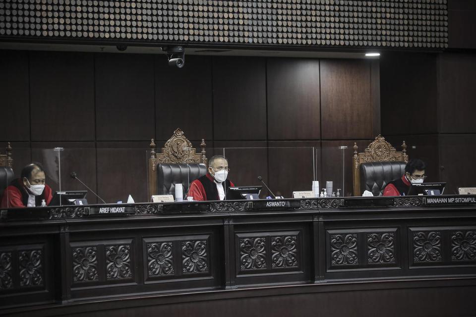 Hakim Konstitusi Aswanto (tengah), Arief Hidayat (kiri) dan Manahan M.P. Sitompul (kanan) memimpin sidang di Gedung MK, Jakarta, Senin (3/5/2021). Sidang tersebut beragendakan perbaikan permohonan perkara pengujian formil dan materiil Undang-Undang Nomor 