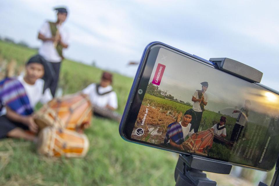 Group musik Sadana Art menampilkan pertunjukan musik tradisional secara virtual di Desa Kutagandok, Kutawaluya, Karawang, Jawa Barat, Senin (3/5/2021). Pertunjukan musik tersebut untuk menghibur masyarakat dan mengampanyekan di rumah saja saat masa pember