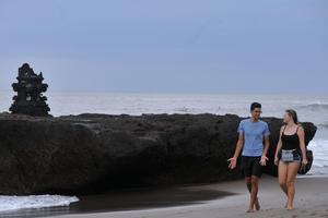 KUNJUNGAN WISATAWAN MANCANEGARA MENURUN