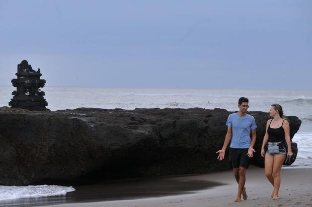 KUNJUNGAN WISATAWAN MANCANEGARA MENURUN