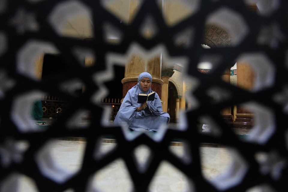 Ilustrasi seorang muslim tengah membaca doa setelah salat tahajud dan witir.