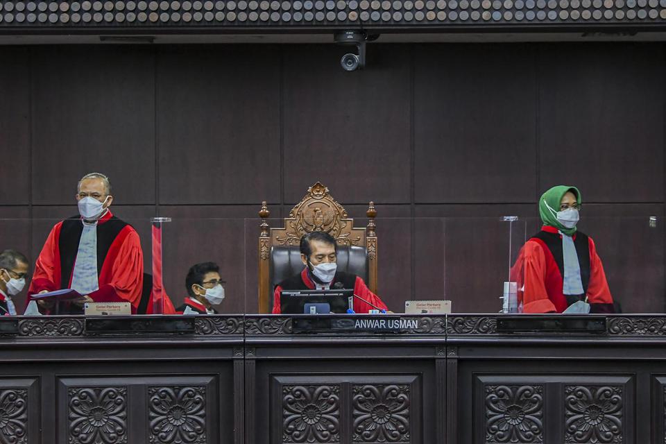 Ketua Majelis Hakim Mahkamah Konstitusi (MK) Anwar Usman (tengah) beserta Hakim Konstitusi Aswanto (kiri) dan Enny Nurbaningsih (kanan) bersiap membacakan putusan perkara di gedung Mahkamah Konstitusi, Jakarta, Selasa (4/5/2021).