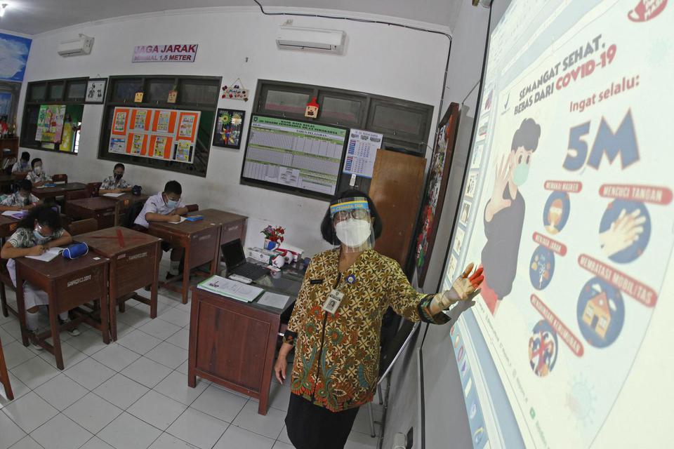 Siswa SD Negeri Cemara 2 Solo yang mengikuti simulasi Pembelajaran Tatap Muka (PTM) dengan menerapkan protokol kesehatan COVID-19 di Solo, Jawa Tengah, Rabu (5/5/2021). Simulasi tersebut selanjutnya dilakukan evaluasi berkala sebagai persiapan sekolah di