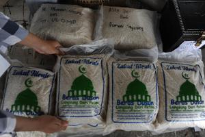 ZAKAT FITRAH DI MASJID PALEMBANG
