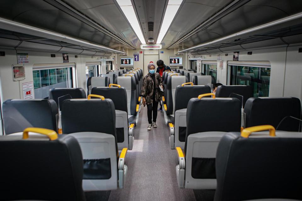 Calon penumpang kereta berjalan di salah satu gerbong Kereta Api (KA) Bandara di Stasiun Kereta Bandara Soekarno Hatta, Tangerang, Banten, Rabu (5/5/2021).]