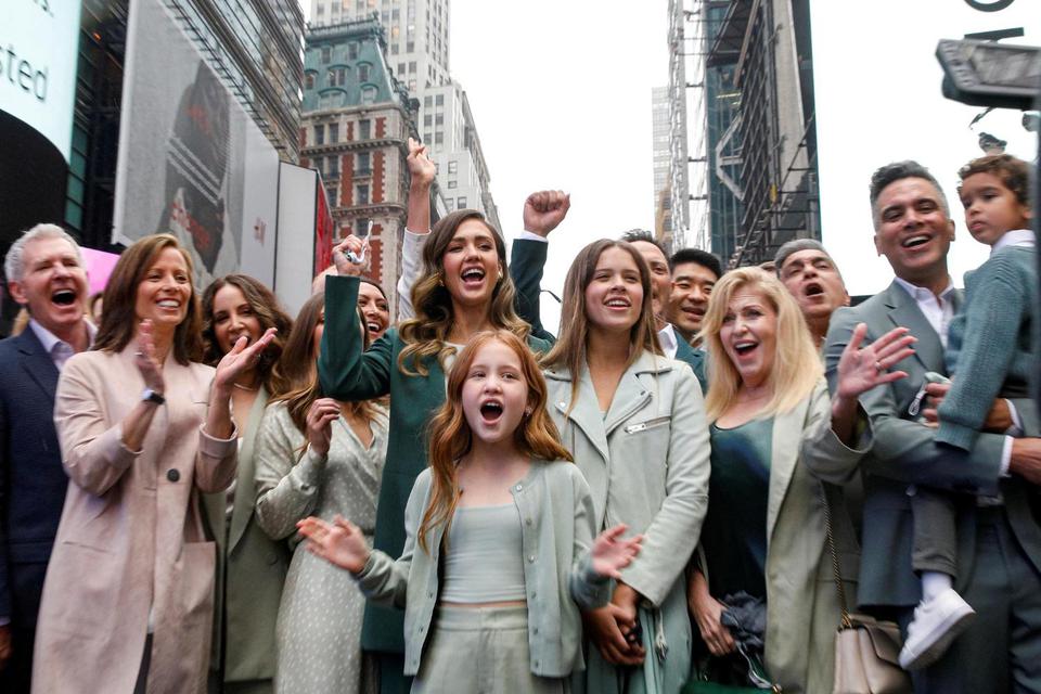 Brendan McDermid Jessica Alba, aktor dan wanita pengusaha, berpose untuk juru foto bersama dengan tamu dan keluarga saat IPO The Honest Company di situs Nasdaq Market di Times Square di New York City, Amerika Serikat, Rabu (5/5/2021). Amerika Serika