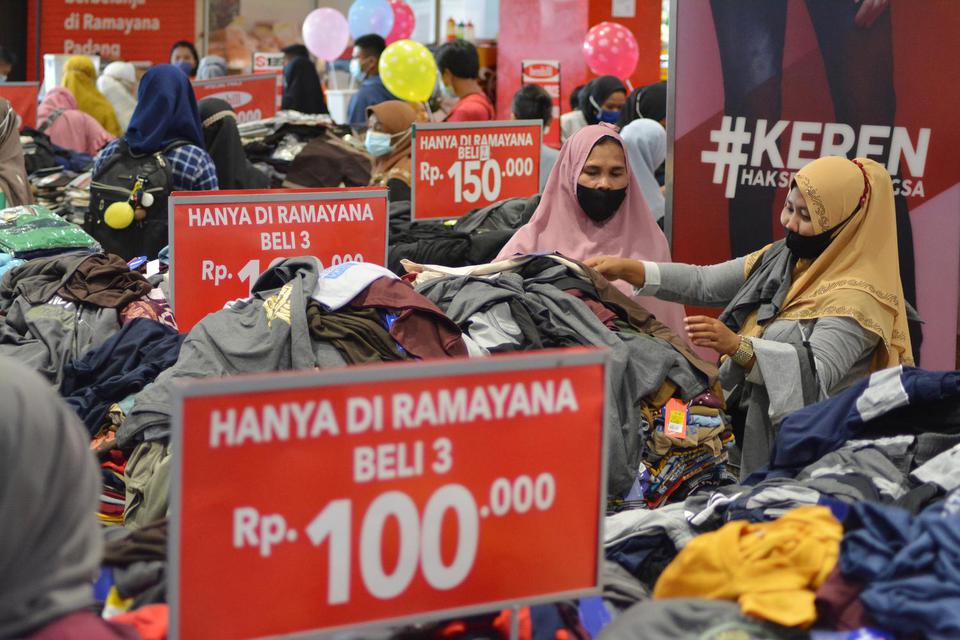 Sejumlah warga memilih baju lebaran di Ramayana Plaza Andalas Padang, Sumatera Barat, Kamis (6/5/2021). Untuk mengantisipasi lonjakan pengunjung, pusat perbelanjaan yang memiliki kapasitas 4.000 orang tersebut membatasi pengunjung yang datang hanya boleh 