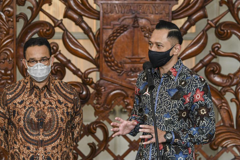 Ketua Umum Partai Demokrat (PD) Agus Harimurti Yudhoyono (kanan) didampingi Gubernur DKI Jakarta Anies Baswedan menyampaikan keterangan kepada awak media saat silaturahmi di Balai Kota DKI Jakarta, Jakarta Pusat, Kamis (6/5/2021).