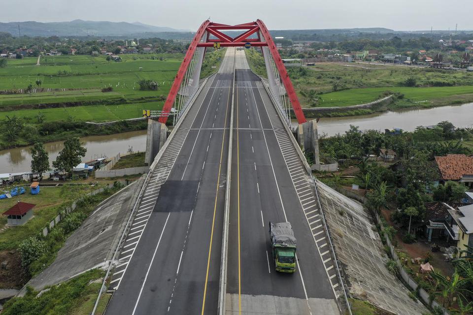 Suasana ruas Jalan Tol Batang-Semarang yang sepi di Jembatan Kalikuto, Batang, Jawa Tengah, Kamis (6/5/2021). 