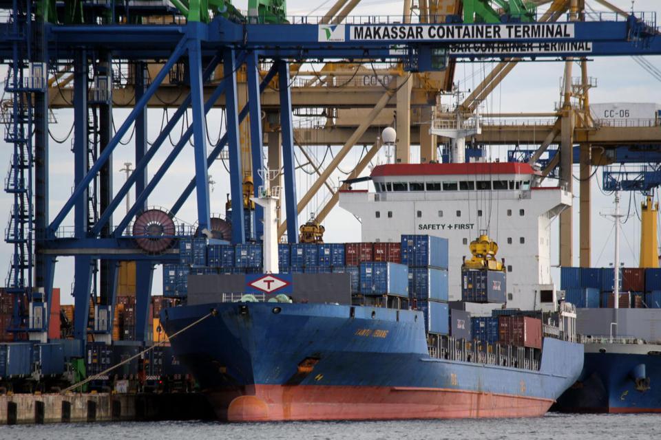 Suasana bongkar muat di Pebuhan Soekarno Hatta Makassar, Sulawesi Selatan, Kamis (6/5/2021). Badan Pusat Statistik (BPS) Sulawesi Selatan (Sulsel) mencatat nilai ekspor yang dikirim melalui pelabuhan Sulsel Pada Maret 2021 sebesar 113,69 juta dolar Amerik
