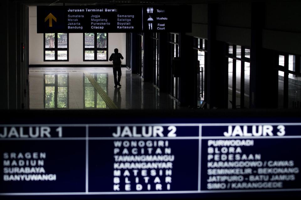 Warga melintas di Terminal Tirtonadi, Solo, Jawa Tengah, Jumat (7/5/2021). Memasuki hari kedua pemberlakukan larangan mudik Lebaran suasana aktifitas Terminal Tirtonadi Solo terpantau sepi tidak ada kedatangan maupun keberangkatan bus antar kota antar pro
