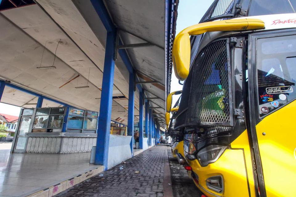 Bus parkir di Terminal tipe A, Antar Kota Antar Provinsi (AKAP) Lhokseumawe, Aceh, Minggu (9/5/2021). 