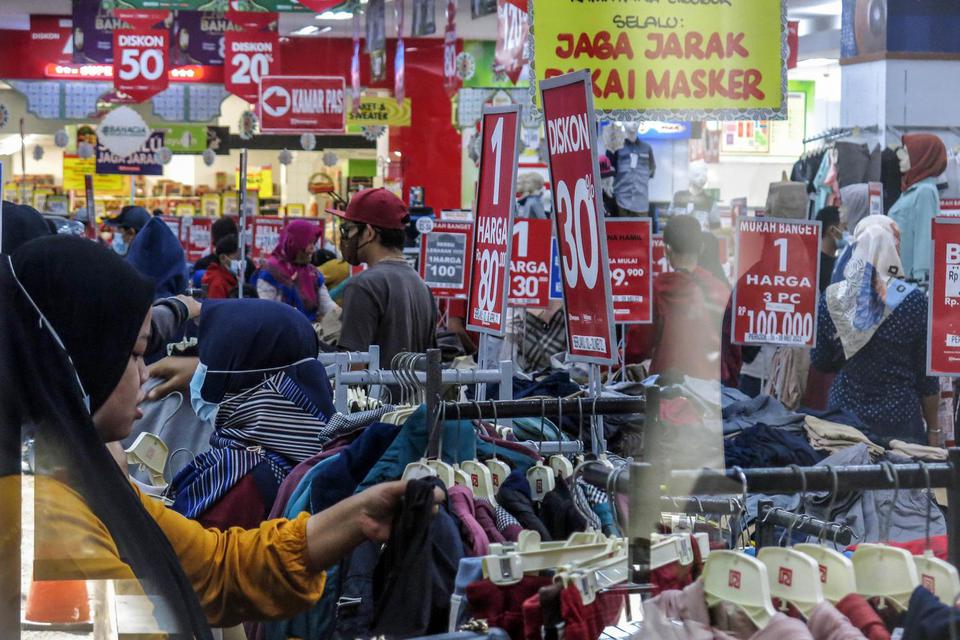 Warga memilih pakaian saat berbelanja di salah satu pusat perbelanjaan di Cibubur, Jakarta Timur, Minggu (9/5/2021). Sejumlah pusat perbelanjaan memberikan potongan harga berupa diskon 30 hingga 70 persen guna menarik minat pembeli jelang Hari Raya Idul F