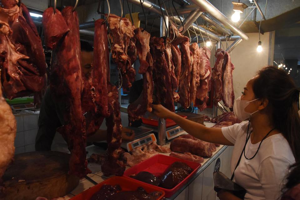 Pembeli membeli daging sapi di Pasar Mayestik, Jakarta, Minggu (9/5/2021). Sejumlah harga komoditas pangan seperti cabai dan daging sapi mengalami kenaikan signifikan menjelang Hari Raya Idul Fitri 1442 H. Harga cabai merah keriting dari sebelumnya Rp60 r
