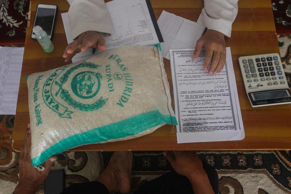 Ilustrasi, panitia Lembaga Amil Zakat (LAZ) menerima zakat fitrah dari warga. Zakat fitrah adalah zakat yang dikeluarkan menjelang Idul Fitri berupa makanan pokok atau uang sebesar kadar yang diwajibkan.