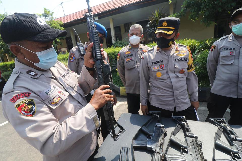 Polisi memeriksa kondisi senjata api laras panjang di Polres Kediri Kota, Kota Kediri, Jawa Timur, Rabu (12/5/2021). Pemeriksaan senjata api Satuan Sabhara tersebut bertujuan memastiakan kelayakan unit sekaligus memantau jumlah senjata yang akan digunakan