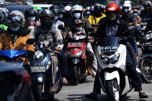 Pengendara motor melintas di Kalimalang, Bekasi, Jawa Barat, Jumat (14/5/2021). Menteri Perhubungan Budi Karya Sumadi meminta kepada seluruh kepala daerah di kawasan aglomerasi seperti Jabodetabek untuk mewaspadai pergerakan mudik lokal yang diperkirakan 