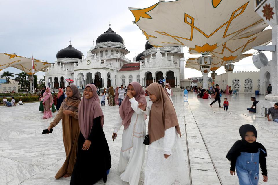 Ilustrasi, warga memadati Masjid Raya Baiturrahman yang telah menjadi salah satu tempat wisata religi di Banda Aceh.