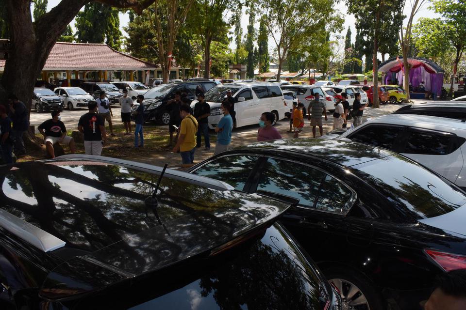 Sejumlah orang mengunjungi Bursa Mobil Madiun di Retno Dumilah Park Kota Madiun, Jawa Timur, Sabtu (15/5/2021). Bursa Mobil Madiun tersebut mampu menampung 105 pedagang, sejumlah UMKM, lembaga pembiayaan, bengkel, biro jasa dan mediator di wilayah Madiun 