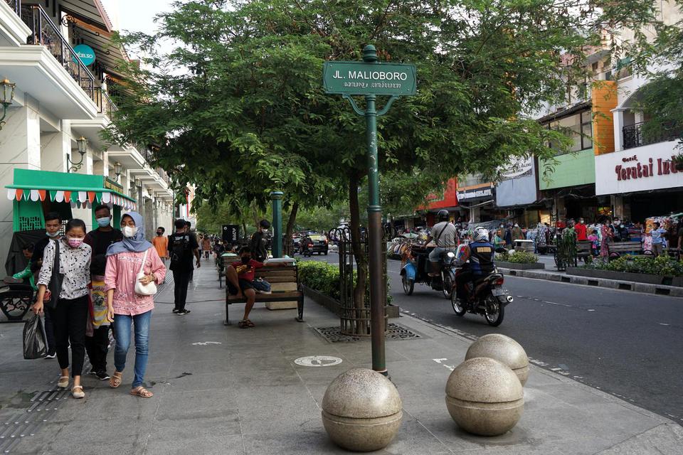 Sejumlah wisatawan mengunjungi kawasan Jalan Malioboro di Yogyakarta, Senin (17/5/2021). 