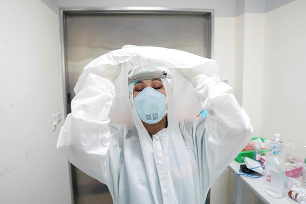 Athit Perawongmetha Seorang dokter melepas peralatan perlindungan pribadinya (APD) setelah merawat pasien yang menderita penyakit virus corona (COVID-19) di Unit Perawatan Intensif (ICU) di Rumah Sakit Memorial King Chulalongkorn di Bangkok, Thailan