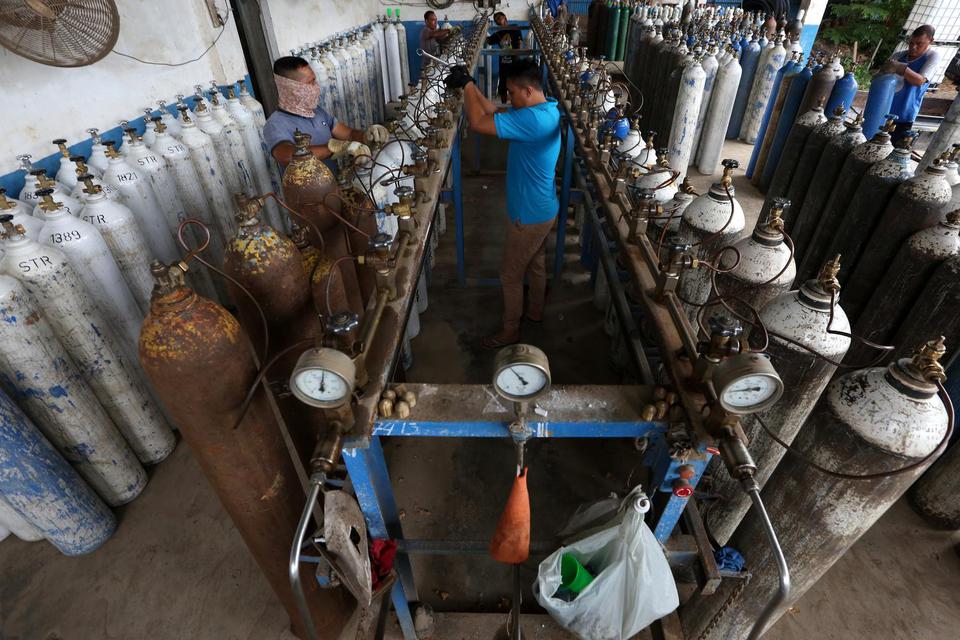 Pekerja mengisi ulang tabung oksigen untuk kebutuhan medis di Banda Aceh, Aceh, Selasa (18/5/2021). Peningkatan kasus COVID-19 di Provinsi Aceh yang terjadi sejak dua bulan terakhir juga berdampak meningkatnya permintaan oksigen hingga 30 persen perhari u