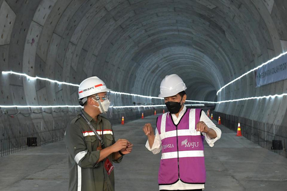 Presiden Joko Widodo (kanan) berbincang dengan perwakilan PT KCIC saat meninjau pembangunan tunnel proyek kereta cepat di Bekasi, Jawa Barat, Selasa (18/5/2021). Kereta cepat Jakarta - Bandung ditargetkan dapat beroperasi pada akhir 2022.