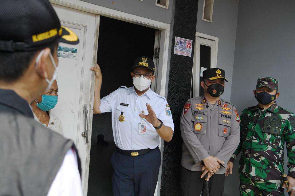Gubernur DKI Jakarta Anies Baswedan berbincang dengan pemudik yang telah balik ke rumahnya di Sunter, Jakarta, Rabu (19/5/2021). Anies mengatakan Jakarta kini menjauhi kondisi genting.