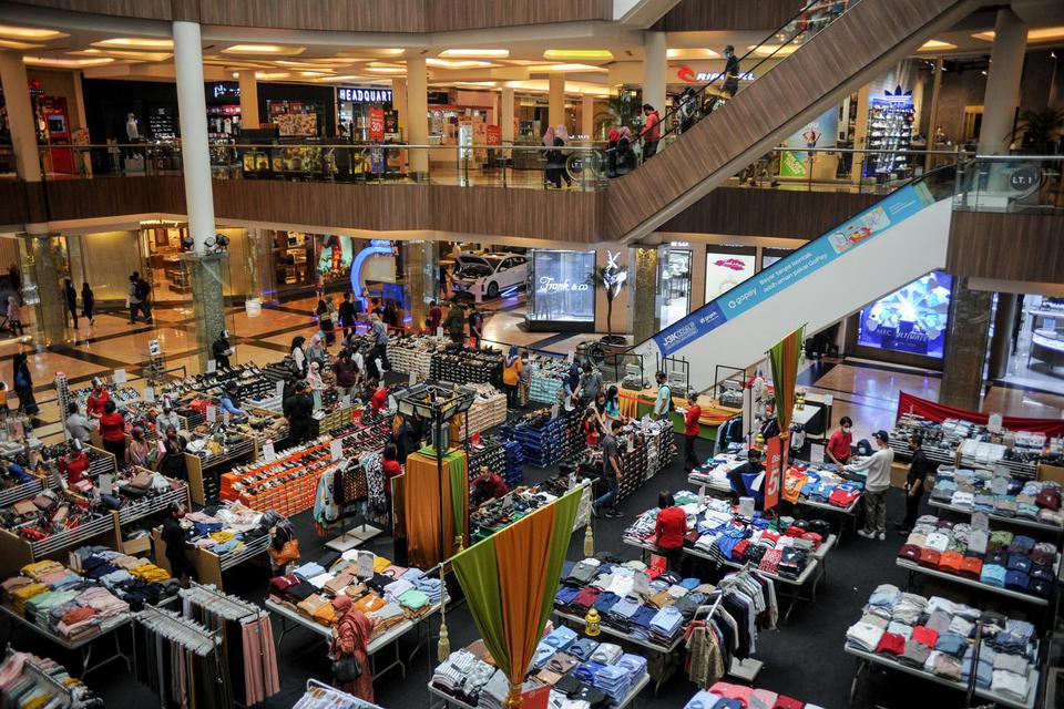 Suasana sebuah pusat perbelanjaan di Kota Bandung, Jawa Barat, Rabu (19/5/2021). Pengusaha khawatir rencana kenaikan PPN akan membuat daya beli masyarakat menurun.