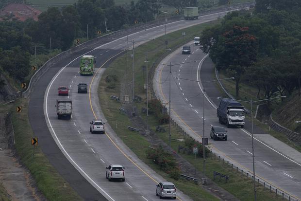 Kendaraan arah Jakarta (lajur kiri) melintas di jalan tol Cipali, Cirebon, Jawa Barat, Rabu (19/5/2021). Polda Metro Jaya menyatakan pada Rabu 19 Mei 2021 baru sekitar 22 ribu dari total 1,5 juta pemudik yang kembali ke Jabodetabek usai merayakan Idul Fit