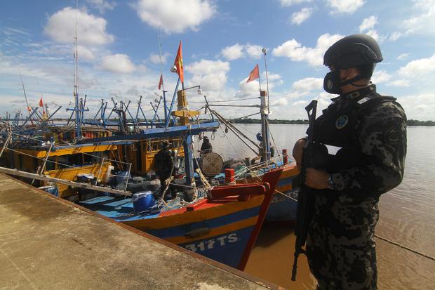 Seorang petugas mengawasi kapal ikan ilegal berbendera Vietnam di Dermaga Stasiun Pengawasan Sumber Daya Kelautan dan Perikanan (PSDKP) Pontianak di Kabupaten Kubu Raya, Kalimantan Barat, Kamis (20/5/2021).