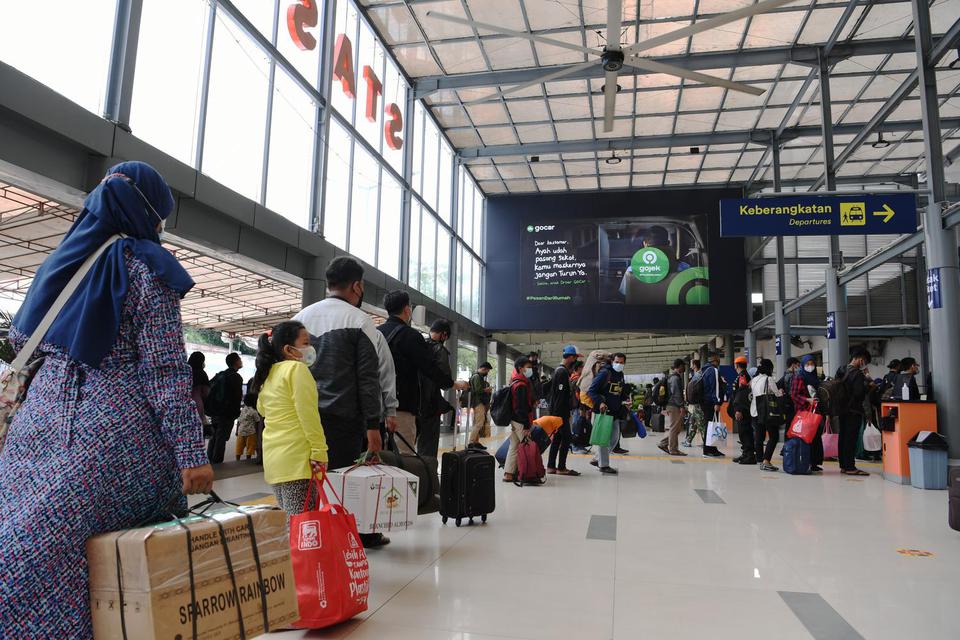 Sejumlah calon penumpang KA Brantas tujuan Pasar Senen-Blitar mengantre menaiki kereta di Stasiun Senen, Jakarta, Kamis (20/5/2021). Usai peraturan larangan mudik lebaran 2021 berakhir, sebanyak 39 ribu tiket kereta api jarak jauh terjual untuk keberangka