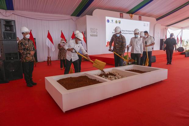 Menteri Investasi Bahlil Lahadalia (ketiga kiri) didampingi Bupati Batang Wihaji (kiri) dan Presiden Direktur PT.