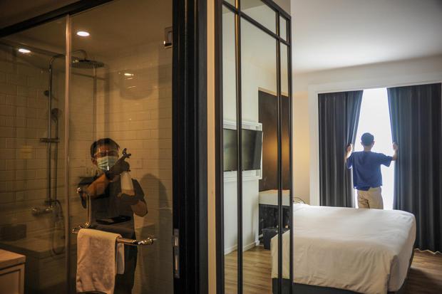 Pekerja membersihkan sebuah kamar di De Braga Hotel, Bandung, Jawa Barat, Jumat (21/5/2021). Sektor perhotelan merupakan salah satu sektor yang hancur lebur karena pandemi.