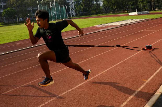 Atlet cabang olahraga atletik Wahyu Setiawan mengikuti latihan rutin persiapan Pekan Olahraga Nasional (PON) di Stadion Madya Jakarta, Jumat (21/5/2021). Komite Olahraga Nasional Indonesia (KONI) Jakarta mengikutsertakan sebanyak 40 atlet dari sejumlah no