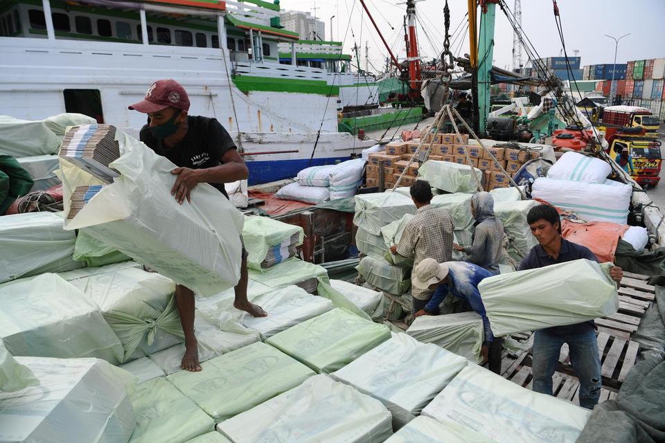 Pekerja melakukan aktivitas bongkar muat di Pelabuhan Sunda Kelapa, Jakarta, Jumat (21/5/2021). Pertumbuhan ekonomi diperkirakan kembali melemah di kuartal III/2021 setelah melesat di kuartal II/2021