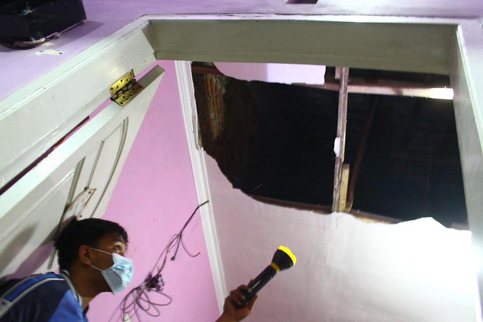 Seorang warga melihat kerusakan atap sebuah rumah yang ambrol akibat gempa di perumahan Griya Tirta Aji, Malang, Jawa Timur, Jumat (21/5/2021). Badan Meteorologi Klimatologi dan Geofisika (BMKG) mencatat pusat gempa bumi terjadi di 57 km sebelah tenggara 