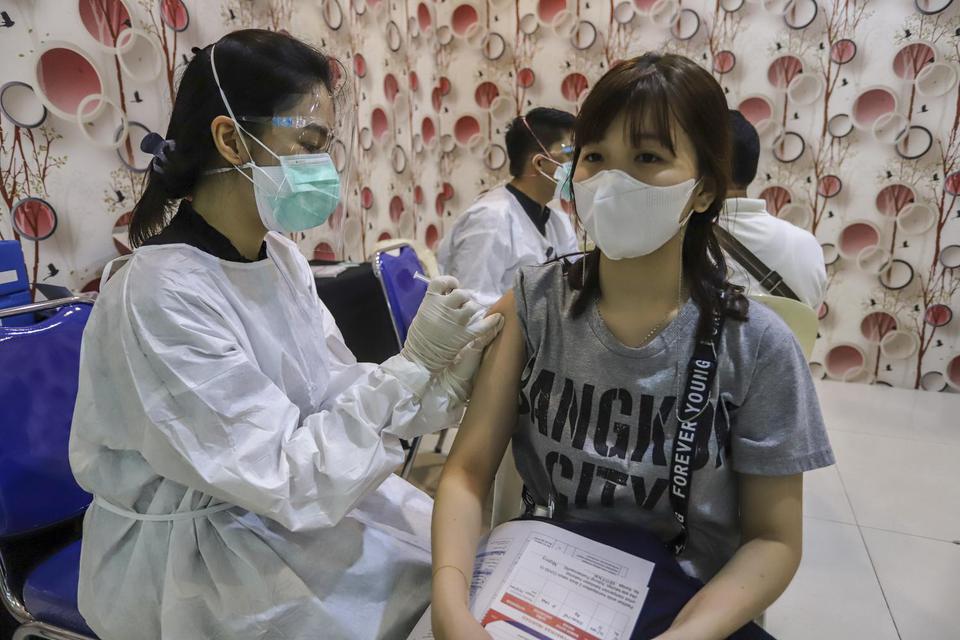 Petugas kesehatan menyuntikan vaksin COVID-19 kepada seorang pelaku pariwisata di Batam, Kepulauan Riau, Sabtu (22/5/2021). 