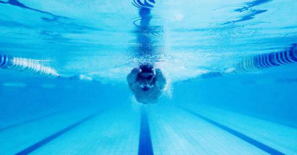 Punggung air kepermukaan dengan gaya dinamakan posisi menghadap berenang Nomor Renang