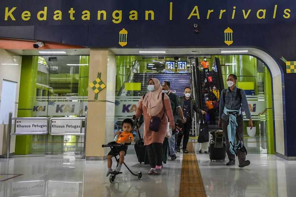 Penumpang kereta Argo Sindoro tiba di Stasiun Gambir, Jakarta, Minggu (23/5/2021). Berdasarkan data PT KAI pada hari Minggu (23/5/2021) sebanyak 4.992 penumpang kereta api jarak jauh (KAJJ) tiba di Jakarta, dimana jumlah tersebut terbagi di dua stasiun ya