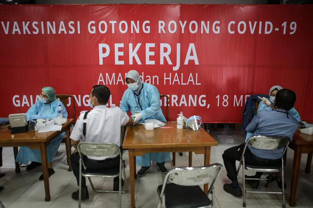 Petugas kesehatan melakukan skrining kesehatan sebelum penyuntikkan vaksin COVID-19 Sinopharm di PT Gajah Tunggal Tbk, Jatiuwung, Kota Tangerang, Banten, Senin (24/5/2021). Sebanyak 1.000 karyawan di perusahaan tersebut mengikuti vaksinasi dari total targ