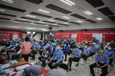 Perhimpunan Bank Umum Nasional (Perbanas) menggelar Program Vaksinasi Gotong Royong secara mandiri. Perhimpunan menyiapkan 130 ribu dosis vaksin Sinopharm yang akan disuntikkan kepada 65 ribu karyawan dari 48 bank pemerintah, swasta nasional, asing, dan d