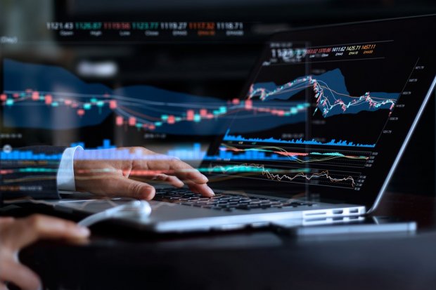Ilustrasi analis melihat perkembangan harga saham dan reksa dana saham di layar laptop. (shutterstock)